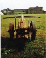 Arbalete a tour, chateau de Gilles de Rais, a Tiffauges (photo R. Beffeyte)(2)(tire du livre de R. Beffeyte).jpg