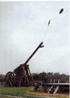 Mangonneau a roues de carrier, chateau de Gilles de Rais, a Tiffauges (photo R. Beffeyte)(tire du livre de R. Beffeyte).jpg