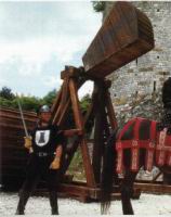 Mangonneau a une roue, a Provins (photo J.-F. Benard)(1)(tire du livre de R. Beffeyte).jpg