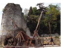 Mangonneau a une roue, a Provins (photo J.-F. Benard)(2)(tire du livre de R. Beffeyte).jpg