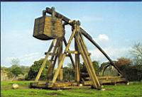 Trebuchet du chateau de Gilles de Rais, a Tiffauges (photo O. Blanchard)(tire du livre de R. Beffeyte).jpg
