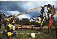 Trebuchet, chateau de Gilles de Rais, a Tiffauges (photo A. Lebot, Gamma)(tire du livre de R. Beffeyte).jpg